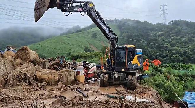 폭우와 산사태가 발생한 19일 경남 산청군 산청읍에서 수색 작업이 진행되고 있다. /경남소방본부 제공