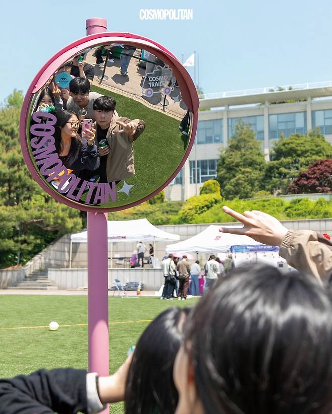 코스모 트레일러 with Sprite 이벤트에 참여하는 서강대학교 학생들.