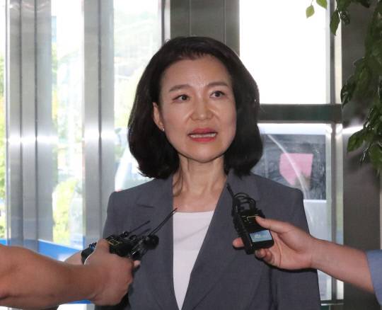 대전MBC 사장 재임 시절 법인카드를 사적으로 유용했다는 의혹을 받는 이진숙 방송통신위원장이 지난 5일 대전 유성경찰서에 출석해 기자들의 질문을 받고 있다. 연합뉴스