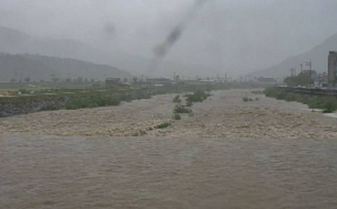 19일 오전 11시40분 기준 홍수경보가 발령된 함양군 금천리 안의교의 모습ⓒ낙동강홍수통제소 CCTV 영상 갈무리