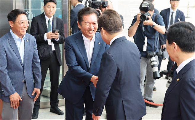 이재명 대통령이 26일 오전 서울 여의도 국회에서 추가경정예산안 시정연설을 위해 본청으로 향하던 중 정청래 더불어민주당 의원과 인사를 나누고 있다. ⓒ국회사진기자단