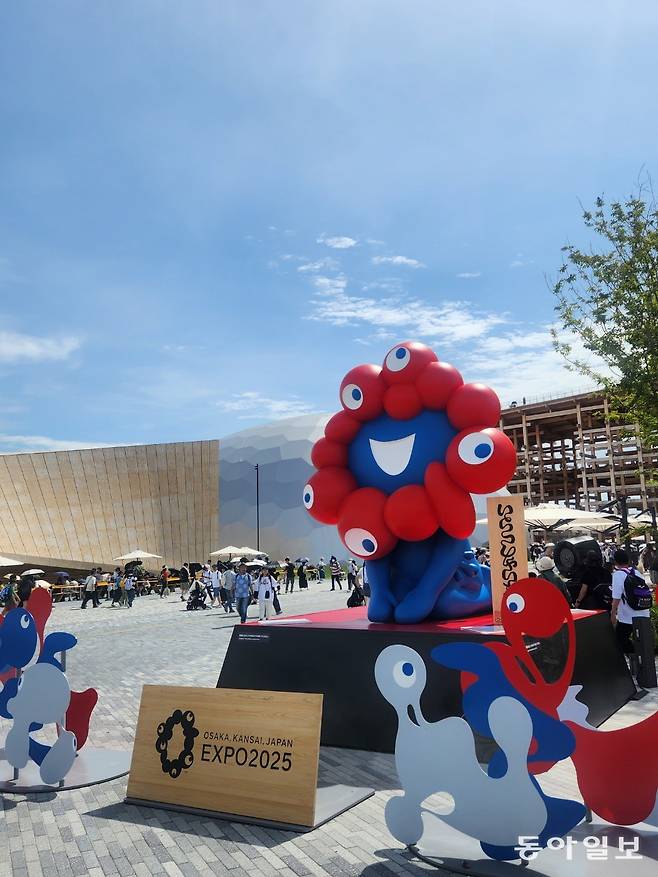 엑스포 공식 캐릭터 ‘먀쿠먀쿠’. 붉은색과 파란색은 각각 ‘세포’와 ‘물’을 상징, 생명의 유연성과 지속성을 표현한다.