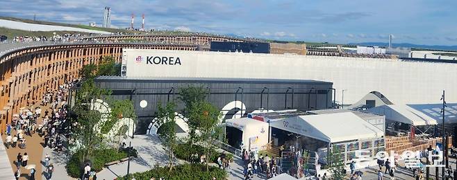 일본 오사카만 인공 섬 ‘유메시마’에서 열리고 있는 ‘오사카 간사이 만국박람회’. 세계 최대 목조 건물인 ‘그랜드 링’ 아래 공간은 그늘막, 지붕은 산책로 역할을 한다.