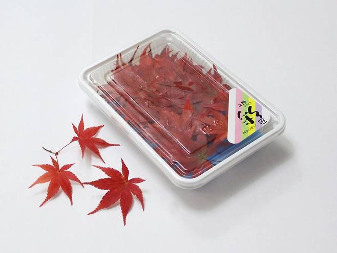 도쿠시마현 가미카쓰 마을에서 전국으로 납품하는 잎사귀. 한 장에 100∼150엔 정도 한다. ⓒIRODORIco,ltd