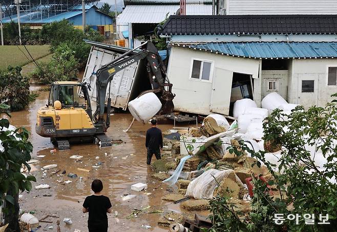 18일 오전 폭우로 침수 피해가 발생한 충남 예산군 고덕면 용리의 한 축산농가에서 농장주와 가족들이 직접 피해 복구 작업을 하고 있다. 양회성 기자 yohan@donga.com