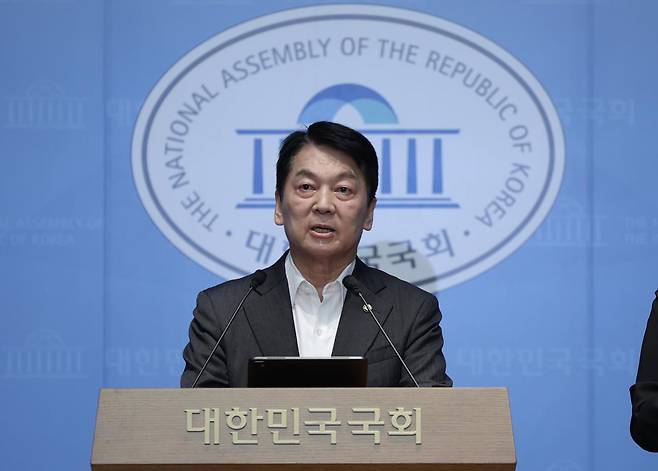 안철수 국민의힘 의원이 7일 오전 서울 여의도 국회 소통관에서 기자회견을 열고 당 혁신위원장을 내려놓고 당대표에 도전하겠다고 밝히고 있다. 2025.07.07. 뉴시스