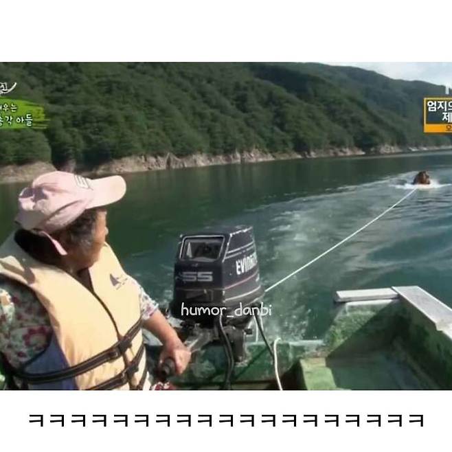 놀거리가 마땅치 않아서 아들과 물놀이 해주는 늙은 어머니