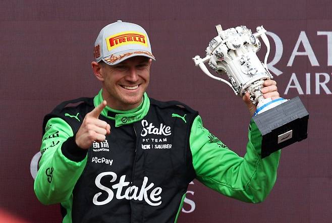니코 훌켄버그(킥 자우버)가 6일(현지시간) 영국 실버스톤 그랑프리에서 인생 첫 3위에 오른 후 웃고 있다. 뉴시스