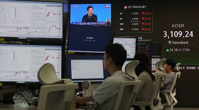 지난 3일 서울 중구 하나은행 본점 딜링룸에서 이재명 대통령의 취임 30일 기자회견이 생중계되고 있다. 2025.7.3 /사진=연합뉴스