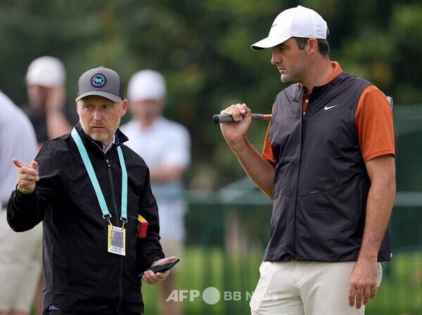 칼럼 내용과 관련 없는 참고 이미지입니다. 현역 골프 선수 최강자인 남자골프 세계랭킹 1위 스코티 셰플러가 2025년 메이저 대회 PGA 챔피언십 연습 도중에 퍼팅 코치와 이야기를 나누는 모습입니다. 사진제공=ⓒAFPBBNews = News1&nbsp;(사진을 무단으로 사용하지 마십시오.)