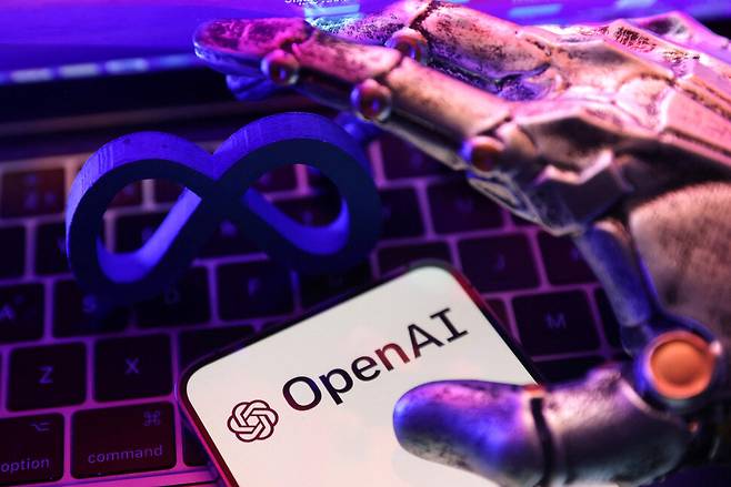 컴퓨터 자판 위로 미국의 글로벌 정보통신기업 메타와 인공지능 기업 오픈에이아이의 로고가 보이도록 합성한 이미지. 로이터 연합뉴스