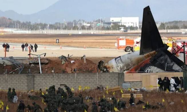 지난해 12월31일 전남 무안군 무안국제공항 제주항공 참사 현장에서 한미합동조사단이 사고 활주로를 살펴보고 있다. 김영원 기자 forever@hani.co.kr