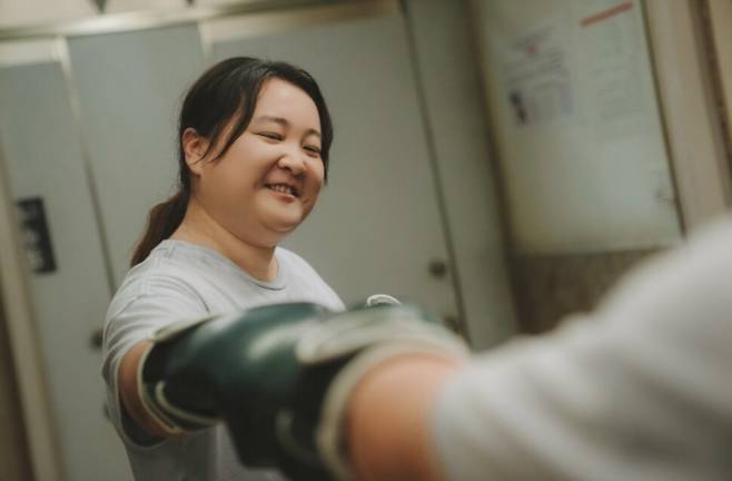 영화 ‘맵고 뜨겁게’에서 주인공 러잉의 감량 전 모습. 넷플릭스 제공