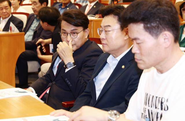윤상현 국민의힘 의원이 14일 국회에서 주최한 '무엇을 할 것인가? 자유공화 리셋코리아를 위하여' 토론회에서 연사로 초대된 전한길씨(오른쪽). 뉴스1