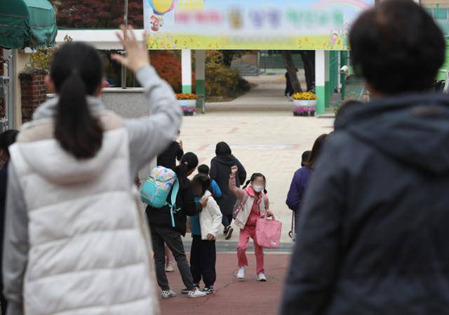 초등학교 앞에서 아이들을 배웅하는 양육자들. 한국일보 자료사진
