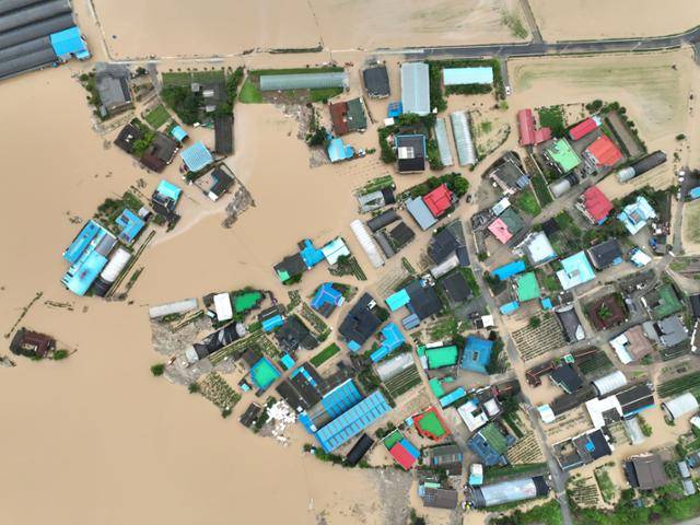 17일 충남 예산군 삽교읍 용동3리 일대 마을이 폭우로 침수돼 있다. 연합뉴스