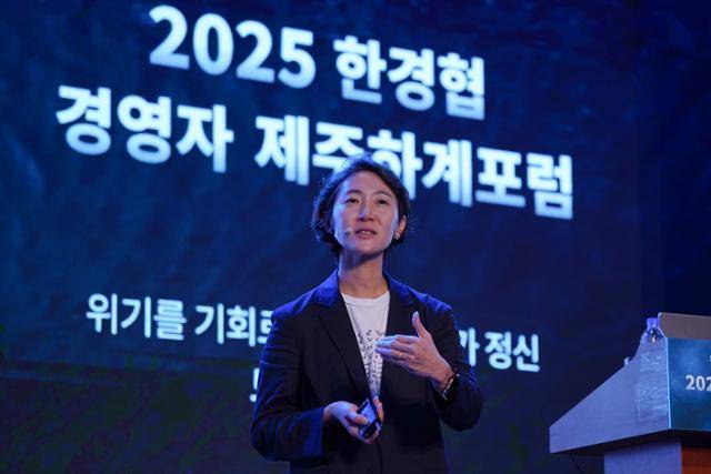 송미선 하나투어 대표가 18일 제주 롯데호텔에서 열린 ‘2025 한경협 CEO 제주하계포럼’에서 500억 원 적자, 신종 코로나바이러스 감염증(코로나19) 위기를 정면 돌파한 리더십을 주제로 발표하고 있다. 한국경제인협회 제공