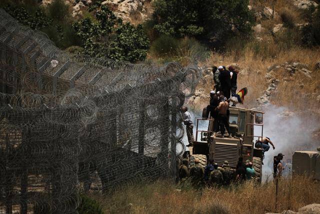 16일 시리아-이스라엘 접경 지역에서 드루즈 부족이 시위를 벌이는 모습이 이스라엘이 지배하는 골란고원 마즈달샴스에서 관측되고 있다. 마즈달샴스=AP 뉴시스