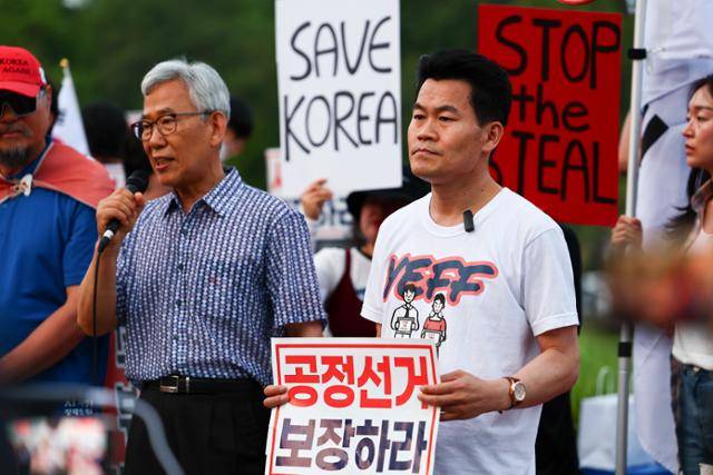 한국사 강사 전한길씨가 30일 경기도 과천 중앙선거관리위원회 청사 앞에서 공정선거 보장을 촉구하는 보수단체 집회에 참가하고 있다. 뉴시스