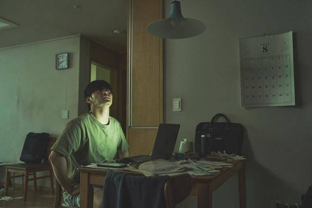 '영끌'로 서울 아파트를 산 우성은 주택담보대출 이자뿐 아니라 층간 소음에 시달린다. 넷플릭스 제공