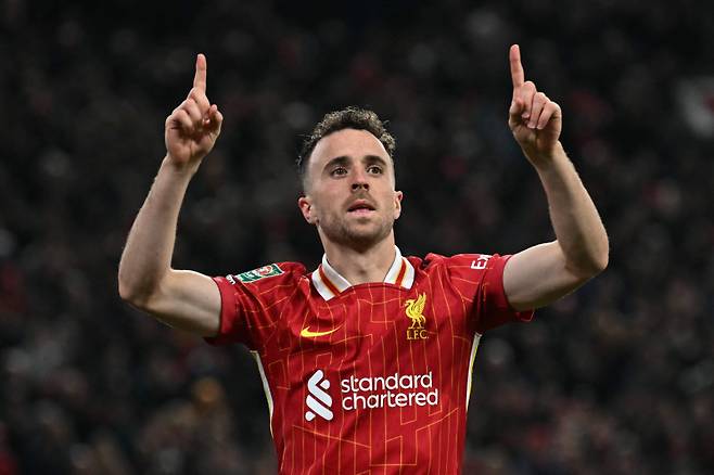 <yonhap photo-5343=""> (FILES) Liverpool's Portuguese striker #20 Diogo Jota celebrates after scoring a goal during the English League Cup third round football match between Liverpool and West Ham United at Anfield in Liverpool, north west England on September 25, 2024. Liverpool striker Diogo Jota died along with his brother early July 3, 2025 in a road accident in northwest Spain, the Spanish Civil Guard said. The accident occurred around 12:30 a.m. on a highway in the province of Zamora. The vehicle "left the road" before bursting into flames, the Civil Guard said, adding that the two passengers, Diogo Jota and his brother Andre Felipe, also a professional footballer, were deceased. (Photo by Paul ELLIS / AFP) / RESTRICTED TO EDITORIAL USE. No use with unauthorized audio, video, data, fixture lists, club/league logos or 'live' services. Online in-match use limited to 120 images. An additional 40 images may be used in extra time. No video emulation. Social media in-match use limited to 120 images. An additional 40 images may be used in extra time. No use in betting publications, games or single club/league/player publications. //2025-07-03 18:00:58/ <저작권자 ⓒ 1980-2025 ㈜연합뉴스. 무단 전재 재배포 금지, AI 학습 및 활용 금지></yonhap>