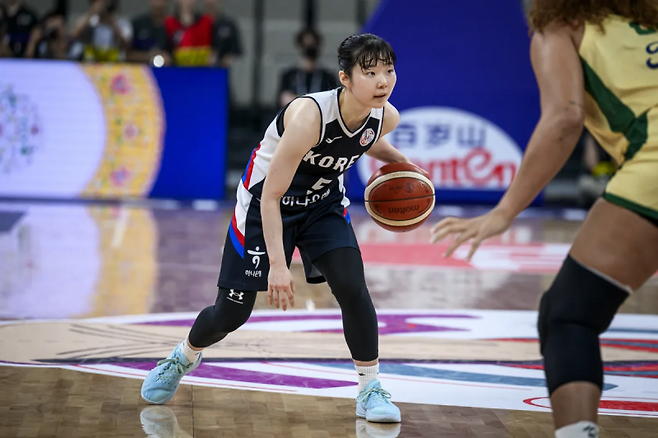 허예은이 19일 선전 스포츠 센터에서 열린 호주와의 2025 FIBA 아시아컵 4강전에서 공격을 시도하고 있다. 사진=FIBA