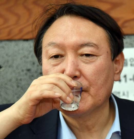 윤석열 대통령이 대선 전이었던 2021년 부산 서구에 있는 한 국밥집에서 국민의힘 부산 국회의원들과 식사하면서 소주를 마시고 있다. [사진=연합뉴스]