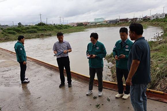조지연 의원이 18일 잠수교 침수 우려가 제기된 용암리 현장을 긴급 점검하고 있다 [사진=조지연 의원 페이스북 캡처]