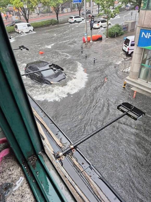 집중호우로 침수된 죽전네거리  [사진=김정옥 대구시의원 ]