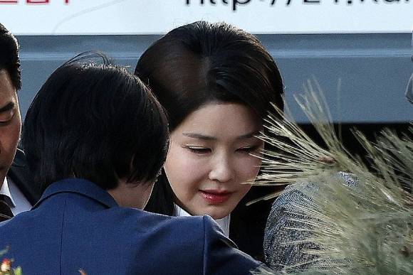 윤석열 전 대통령의 부인 김건희 여사가 11일 서울 서초구 아크로비스타 사저 앞에 도착해 지지자 및 주민들과 인사하고 있다. 2025.4.11 [공동취재] [사진=연합뉴스]