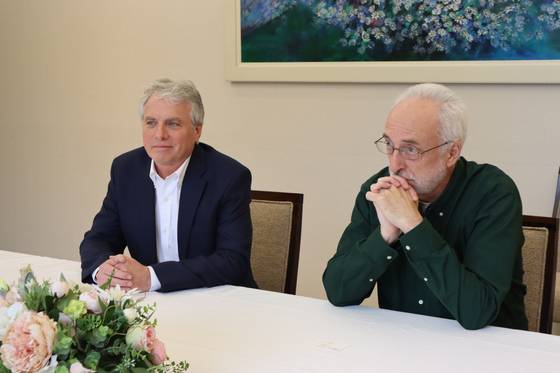 ‘프랙틸리아(Fractilia)’의 공동 창업자인 에드워드 샤리에 최고경영자(CEO·왼쪽)와 크리스 맥 최고기술관리자(CTO)가 16일 서울 중국 프래지던트호텔에서 중앙일보와 인터뷰 하고 있다. 사진 프랙틸리아