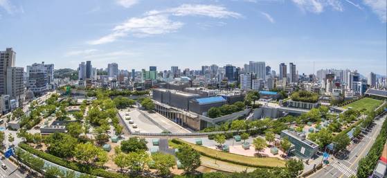 광주광역시 동구 옛 전남도청 일대에 들어선 국립아시아문화전당 전경. 축구장(7140㎡) 22개 크기인 전당 시설물 대부분을 지하에 배치한 게 특징이다. 중앙포토