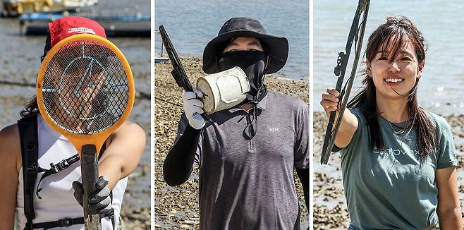 클린하이커스 리더인 김강은씨(오른쪽 사진) 등 참가자들이 특이한 쓰레기를 주워 들고 즐거워하고 있다. 김성룡 기자