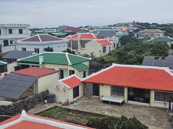 가파도 입구 초입의 ‘친환경 명품섬’ 비석이 보여주듯 13년 전 가파도는 에너지자립섬으로 야심차게 출발했지만 지금은 노후화된 태양광 패널과 풍력발전기 옛터 흔적만 남았다.