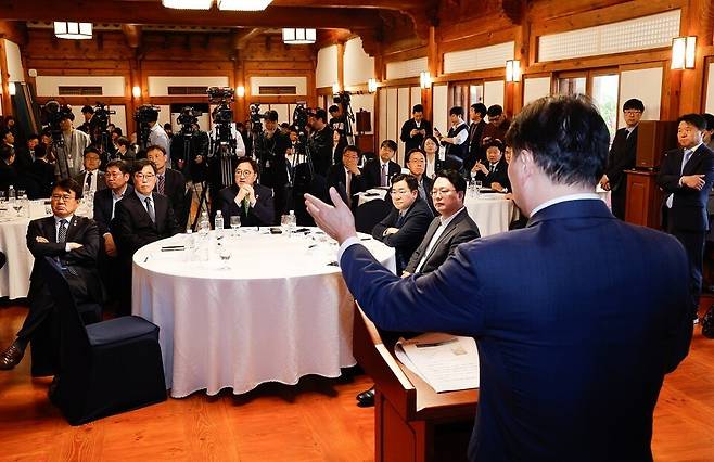 지난 4월 서울 여의도 국회 사랑재에서 열린 국회 싱크탱크 미래산업포럼 발족식에서 ‘최근 한국경제의 도전과제와대응방향’을 주제로 기조연설 중인 최태원 대한상의 회장. [중앙포토]