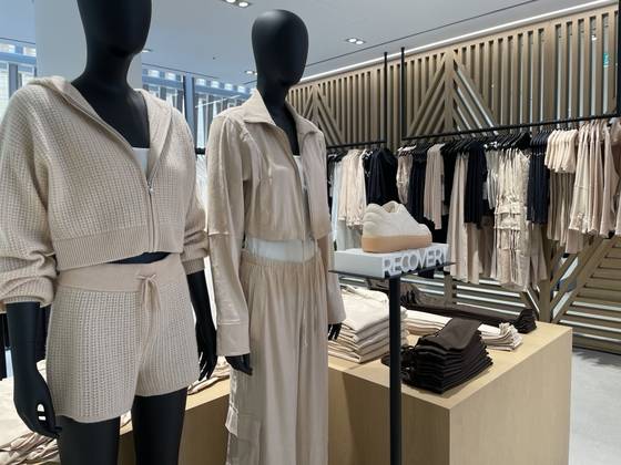 알로 도산 플래그십스토어 내부 전경. 해외서만 볼 수 있던 제품의 직접 구매가 가능해졌다. 김세린