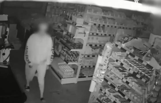 영업이 끝난 마트에서 상습 절도 행각을 벌이던 여성이 경찰에 붙잡혔다. 사진 유튜브 ‘대한민국 경찰청’ 캡처