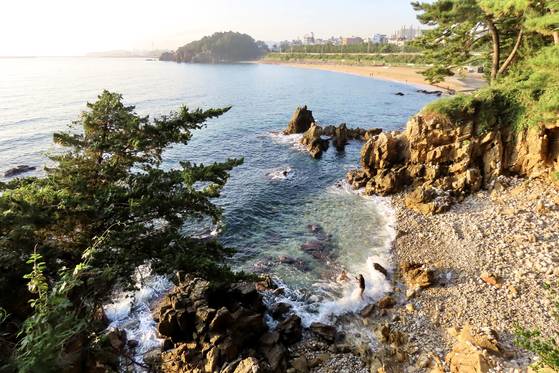 해파랑길에서 바라본 강원도 동해시 한섬해변. 잘 알려지지 않았지만 수려한 경관을 자랑한다. 김홍준 기자