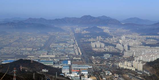경남 창원특례시 불모산에서 바라본 도심 전경. 창원대로가 길게 뻗어 있는 아래쪽에 산업단지가 위치해 있다. 송봉근 기자
