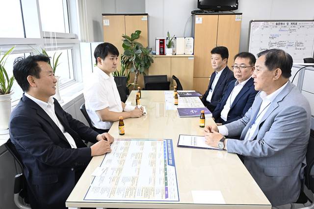 ▲ 심재국 평창군수는 지난 18일 세종시 정부 청사를 방문, 행정안전부와 기획재정부 등의 주요 과장들을 만나  지역 현안사업의 시급성과 필요성을 설명하고 내년도 국비 반영을 요청했다. 평창군 제공.