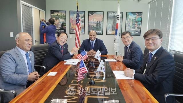 ▲ 이병선 속초시장과 방원욱 시의장은 18일(현지시간) 미국 그레샴시의 트래비스 스토발 시장을 예방했다.