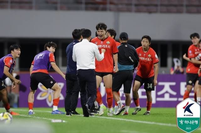 ▲ 강원FC 김건희가 19일 강릉하이원아레나(강릉종합운동장)에서 열린 대전하나시티즌과 하나은행 K리그1 2025 22라운드 홈경기 후반 추가시간 5분 동점골을 터트린 뒤 정경호 감독에게 달려가 포효하고 있다. 한국프로축구연맹 제공