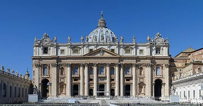 현재 성 베드로 대성당의 정면 모습.