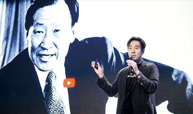 김동신 센드버드 대표가 18일 제주 롯데호텔에서 열린 한국경제인협회 하계포럼에서 인공지능(AI)으로 제작한 고(故) 정주영 현대그룹 명예회장의 육성 영상을 소개하고 있다. /한경협 제공