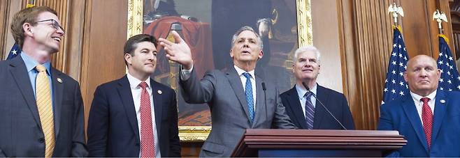 < ‘지니어스법’ 설명하는 하원의원 > 스테이블코인의 제도권 편입 등을 담은 ‘가상자산 3법’이 17일(현지시간) 미국 하원에서 통과됐다. 프렌치 힐 하원 금융서비스위원장(가운데)이 이날 워싱턴DC 의사당에서 관련 법안 통과에 대해 설명하고 있다. ﻿  /AP연합뉴스