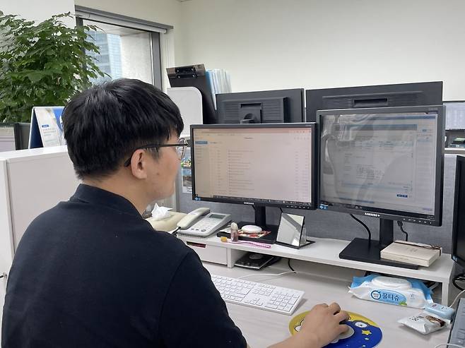 유명국 프로가 손익 관리 업무를 하고 있다. 아이마켓코리아 제공