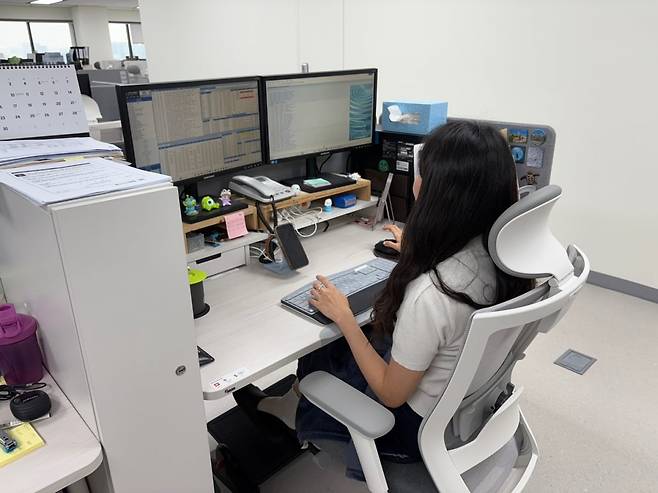 이은수 프로가 자금 업무를 하고 있다. 아이마켓코리아 제공