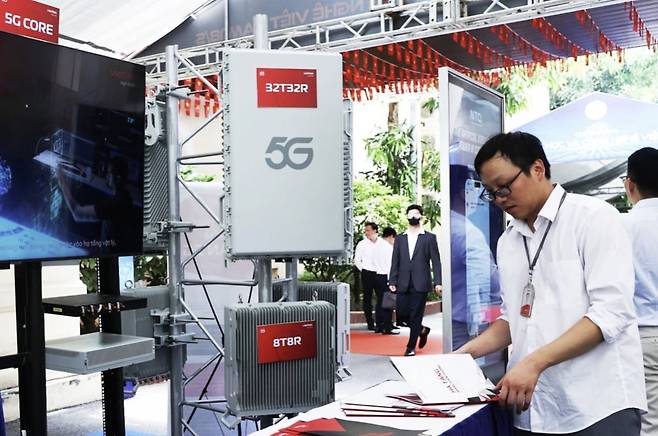 베트남에서 열린 '2025년 과학기술축제'에 전시된 5G 기지국. 사진=VN익스프레스