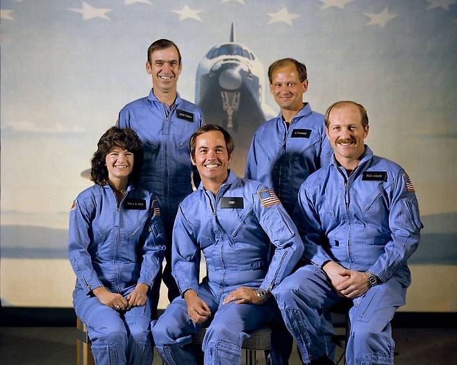 1983년 NASA STS-7 임무에 선발된 5명의 우주인. 맨 왼쪽이 샐리 라이드. NASA 제공