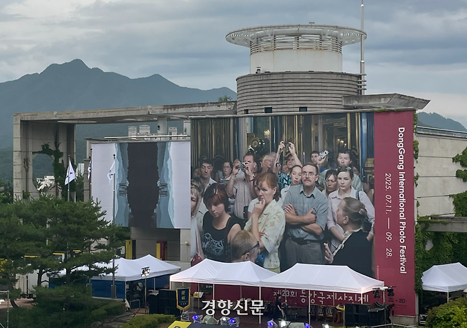 2025 동강국제사진제 개막식이 지난 18일 강원도 영월군 동강사진박물관에서 열리고 있다. 박물관에 걸린 사진은 독일 현대사진작가 ‘토마스 스트루트’의 작품이다. 김창길 기자